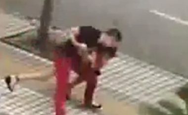 Polici shpëtoi një grua që donte të vetëvritej, në mes të rrugës (Video)