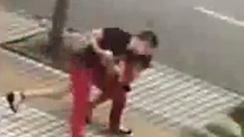 Polici shpëtoi një grua që donte të vetëvritej, në mes të rrugës (Video)