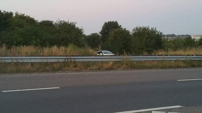 Policët ndalojnë në skaj të rrugës dhe flenë gjatë orarit të punës (Foto)