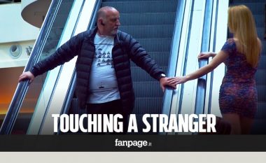 Biondja seksi ua prekë dorën meshkujve të panjohur, shikoni si reagojnë ata (Video)