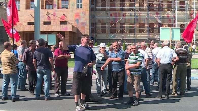 Protestë para Kuvendit të Maqedonisë nga punëtorët e ‘Shkritorja MZT’
