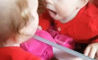 Reagimi simpatik i bebes, kur e sheh veten për herë të parë në pasqyrë (Video)