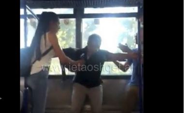 Tmerr e panik në një autobus në Tiranë, i dehuri gati t’i marrë jetën udhëtarit (Video)