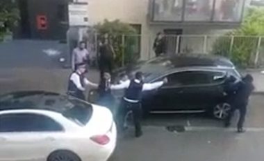 Shikoni se si dy policë “neutralizojnë” një grup burrash të dhunshëm (Video)