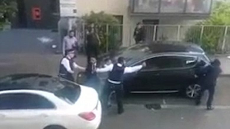 Shikoni se si dy policë “neutralizojnë” një grup burrash të dhunshëm (Video)