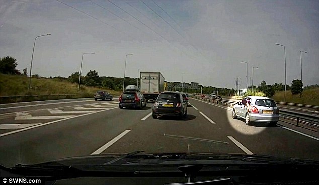 Rrezikon jetën duke dalë nga dritarja e veturës per te mbyllur kapakun e rezervuarit foto 3