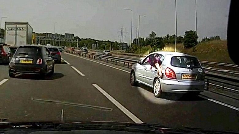 Rrezikon jetën për të mbyllur kapakun e rezervuarit (Foto)