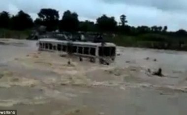 Rruga e vërshuar nga uji, rrëmben autobusin me 70 udhëtarë (Video)