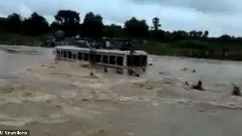 Rruga e vërshuar nga uji, rrëmben autobusin me 70 udhëtarë (Video)