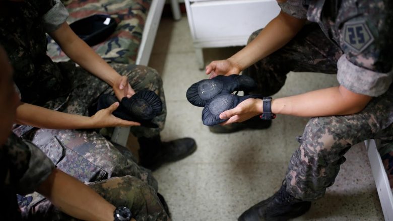 Kështu e largojnë stresin ushtarët e Koresë së Jugut (Foto)