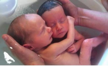 Momenti i bukur kur binjakët e porsalindur mendojnë se janë ende në mitër (Video)