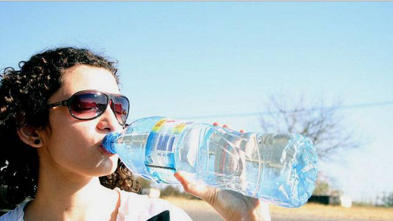 A e dini kur është koha më e mirë për të konsumuar ujë?