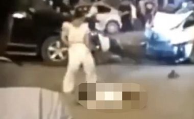 Shoferja vallëzon pranë trupit të pajetë të viktimës, që e shtypi qëllimisht me veturë (Video, +18)