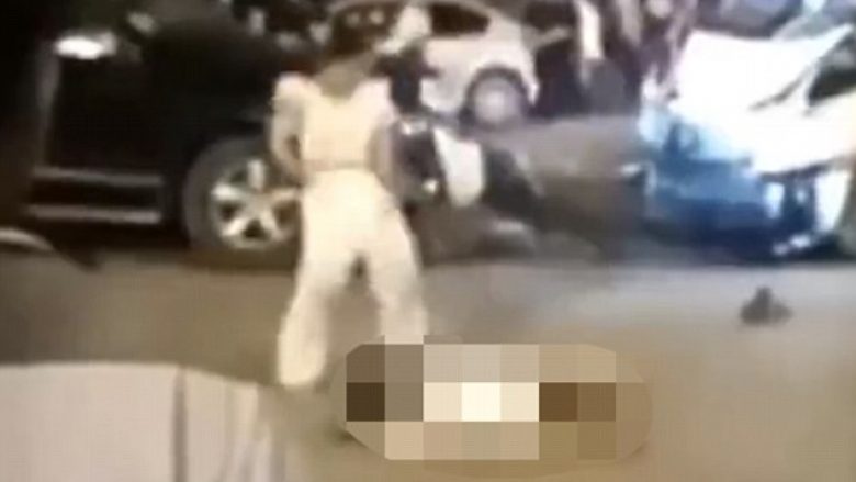 Shoferja vallëzon pranë trupit të pajetë të viktimës, që e shtypi qëllimisht me veturë (Video, +18)