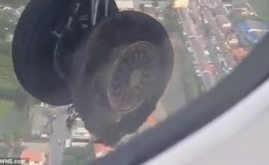 Shpërthen rrota gjatë nisjes së aeroplanit, tmerrohen udhëtarët (Video)