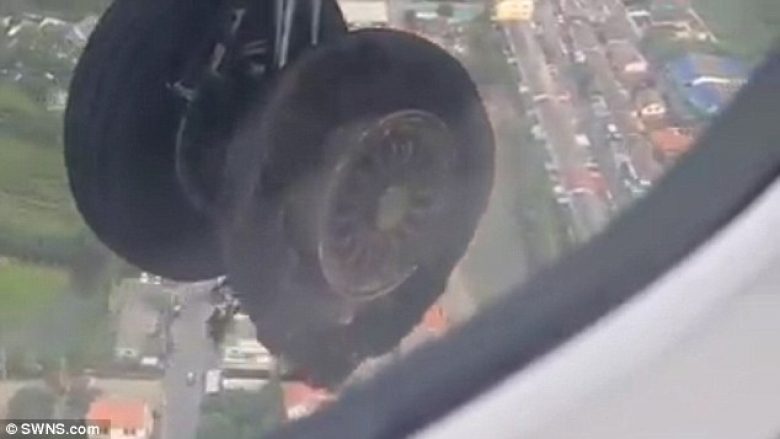 Shpërthen rrota gjatë nisjes së aeroplanit, tmerrohen udhëtarët (Video)