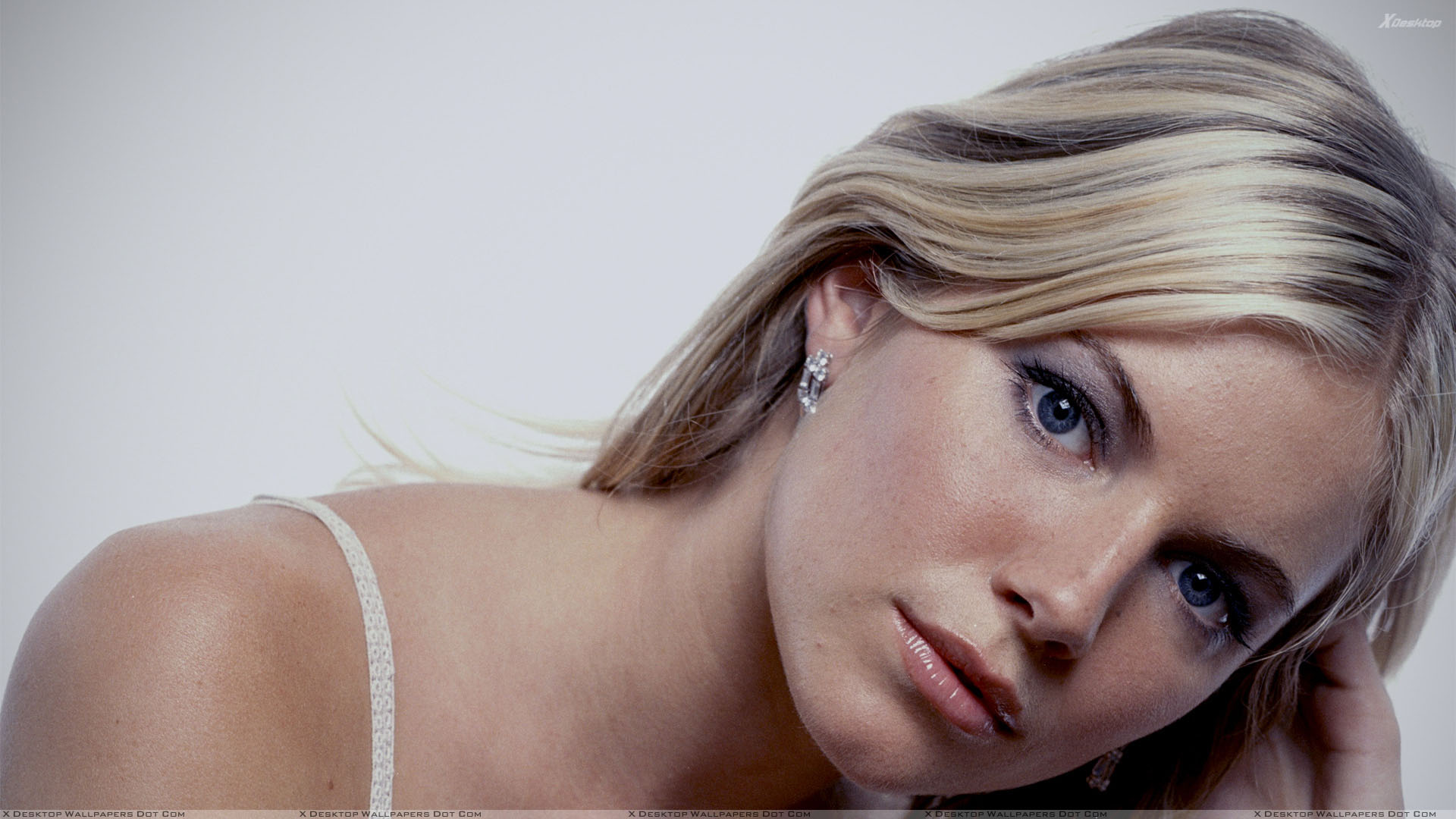 Sienna Miller Blue Eyes Wet Lips Face Closeup