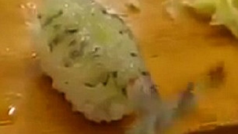 Sushi ‘shumë i freskët’ u ngjall gjatë përgatitjes (Video)