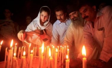 Talebanët marrin përsipër sulmin që vrau 70 persona në Pakistan