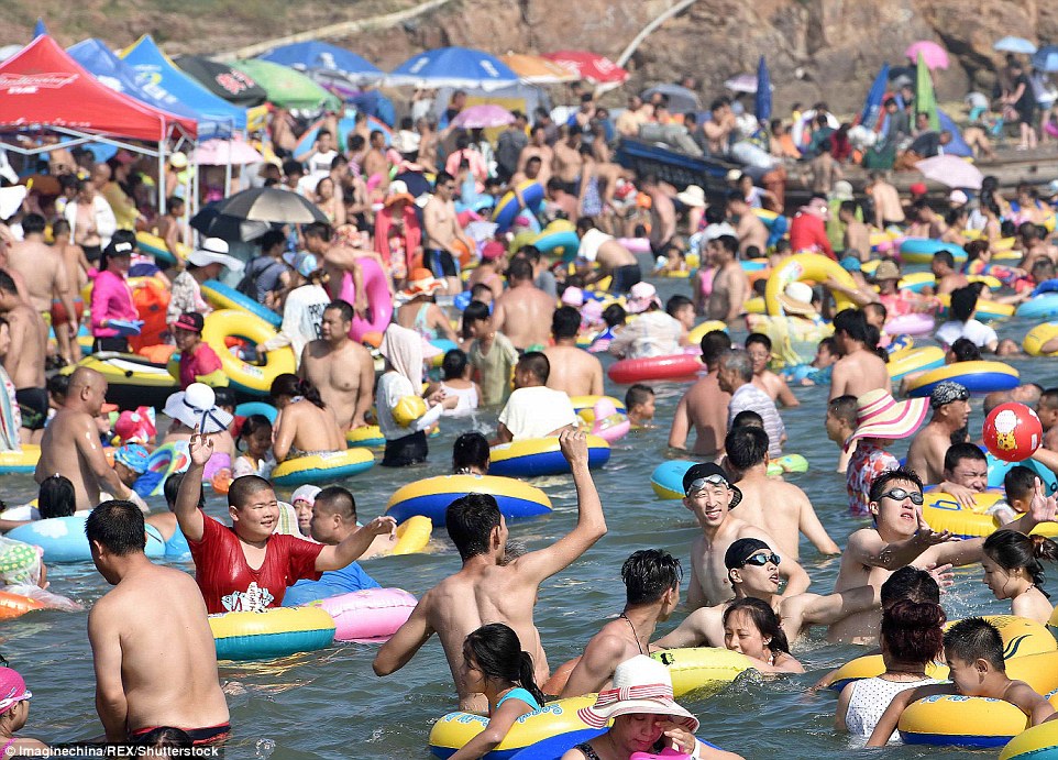 Temperatura e lartë mbushi plazhet dhe pishinat ne Kine foto 8