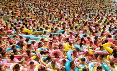 Temperatura e lartë, mbushi plazhet dhe pishinat në Kinë (Foto)