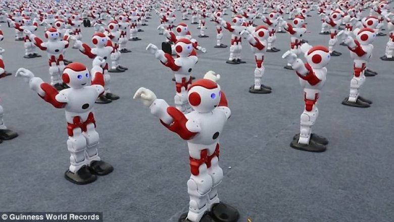 Thyhet rekordi botëror: 1007 robotë vallëzojnë njëherësh (Video)