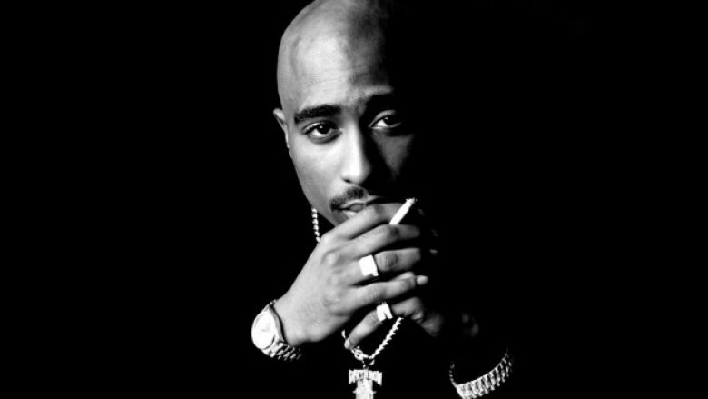 Dy dekada pas vdekjes, fansat besojnë se Tupac është gjallë – ofrojnë dëshmi për këtë (Foto/Video)