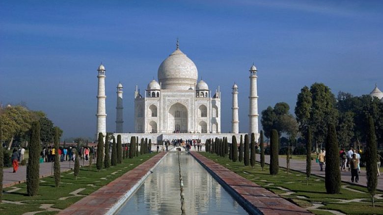 Turisteve që vizitojnë Indinë u ndalohet të veshin funde të shkurtër, arsyeja do t’ju shokojë (Foto)