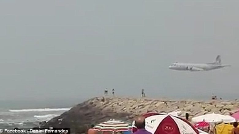 Aeroplani ushtarak, me një “vizitë” të pakëndshme në plazh! (Video)