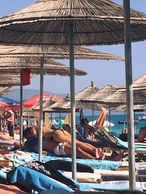 Turistët e papërmbajtshëm të një plazhi në Vlorë foto 2