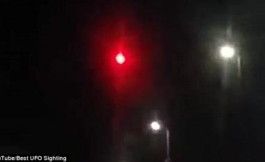 ‘UFO’ e përflakur me ngjyrë të kuqe, qëndroi në qiell për disa sekonda (Video)
