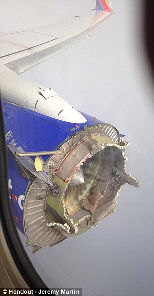 Udhëtarët e tmerruar shikojnë me frikë shkatërrimin e disa pjesëve të aeroplanit foto 2