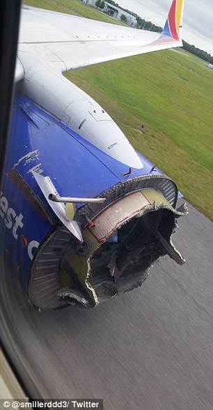 Udhëtarët e tmerruar shikojnë me frikë shkatërrimin e disa pjesëve të aeroplanit foto 4