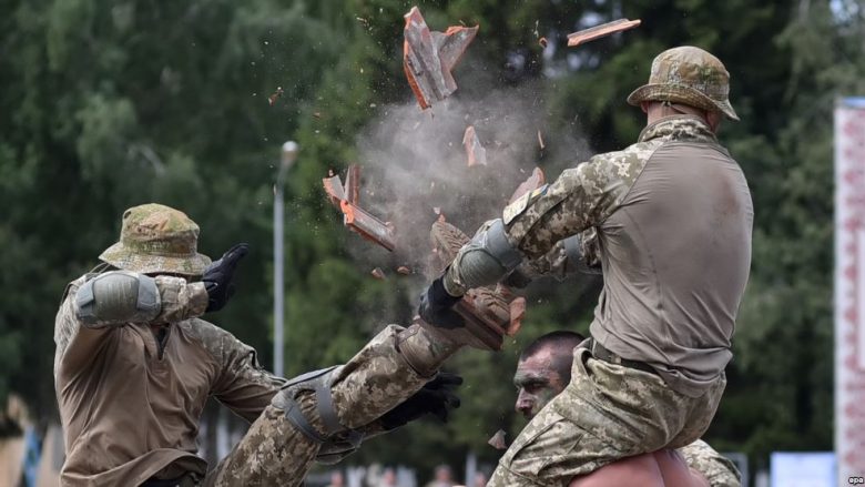 Trupat në lindje të Ukrainës në “gjendje gatishmërie të lartë”