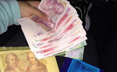 Vajza e të akuzuarës për shitjen e drogës, tregon shuma të parave në rrjetin social (Foto)
