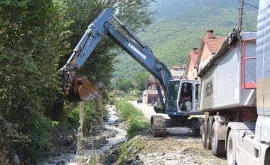 Komuna e Tetovës vazhdon me aktivitetet për pastrimin e prurjeve gurore të vërshimeve në këtë rajon