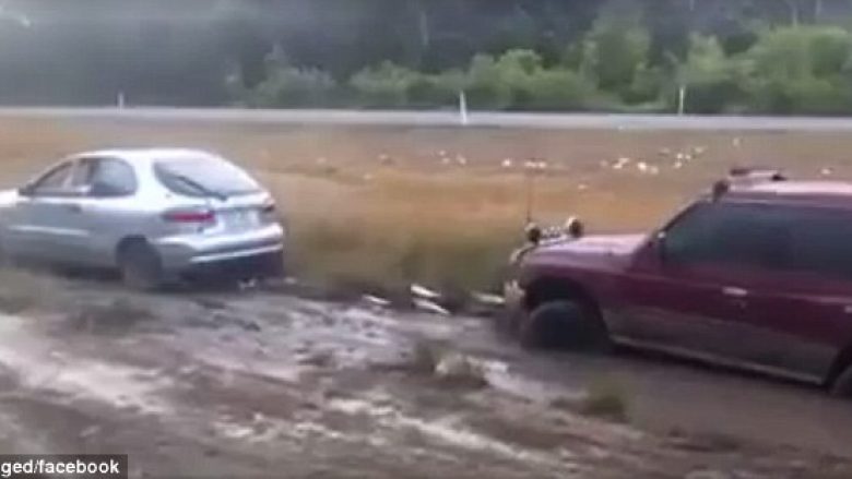 Vetura e vogël nxjerr nga balta xhipin 4X4 (Video)