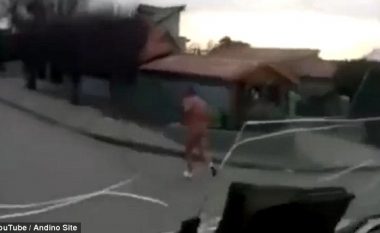 Vrapon i zhveshur nëpër rrugë, pasi ndiqet me thikë nga burri i dashnores (Video)