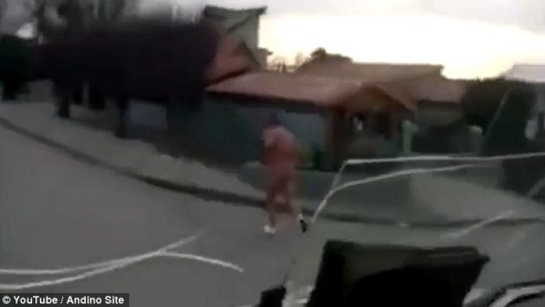 Vrapon i zhveshur nëpër rrugë, pasi ndiqet me thikë nga burri i dashnores (Video)