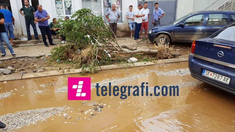 Në mungesë të ndihmës institucionale fëmijët e pastrojnë ujin me kova (VIDEO)