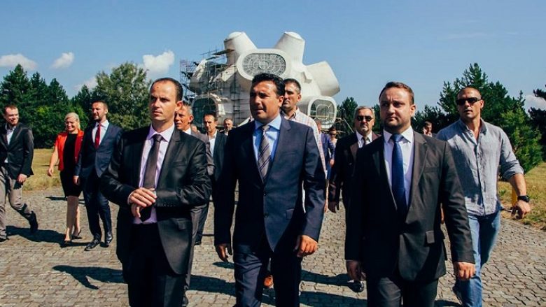 Zoran Zaev paralajmëron dygjuhësi në Maqedoni (Video)