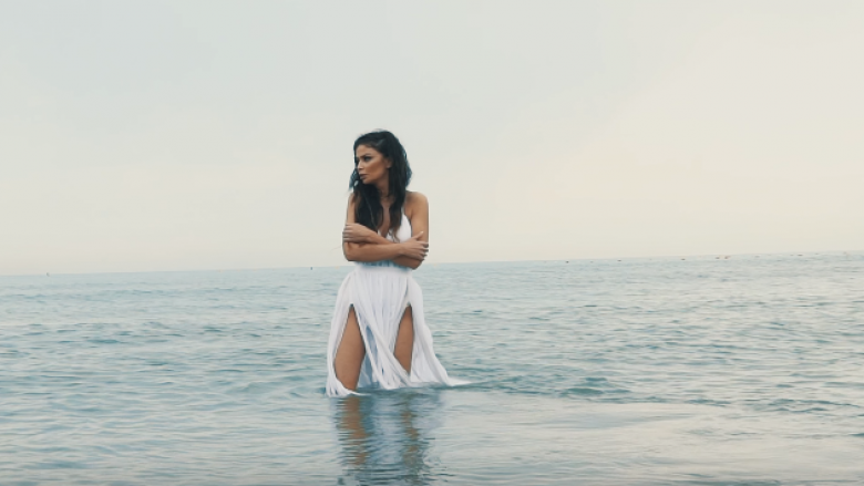 Premierë Ekskluzive: Zanfina Ismaili publikon këngën e re “M”, kushtuar nënës së ndjerë (Video)
