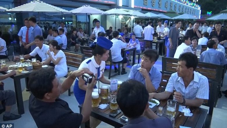 Zhvillohet festivali i parë i birrës në Kore të Veriut (Video)
