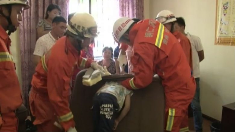 Zjarrfikësit nxjerrin djaloshin që i kishte mbetur koka në divan (Video)
