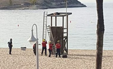 Zjarrfikësit shpëtojnë turistin, që kishte fjetur sipër kullës së shpëtimtarit të plazhit (Foto)