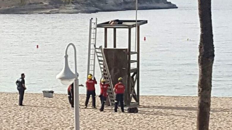 Zjarrfikësit shpëtojnë turistin, që kishte fjetur sipër kullës së shpëtimtarit të plazhit (Foto)