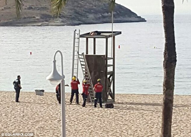Zjarrfikësit shpëtojnë turistin qe kishte fjetur siper kulles se shpetimtarit te plazhit foto