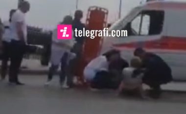 Polici godet me motoçikletë një vajzë tek Stacioni i Autobusëve në Prishtinë (Video)