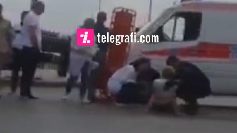 Polici godet me motoçikletë një vajzë tek Stacioni i Autobusëve në Prishtinë (Video)
