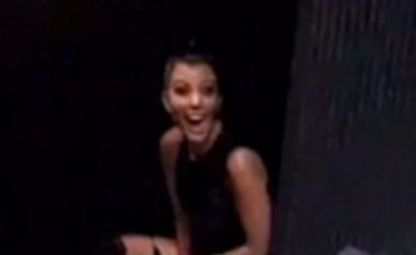 Moment i çmendur nga Kardashianët! Khloe xhiron Kortney në moment intim në banjë (Video)